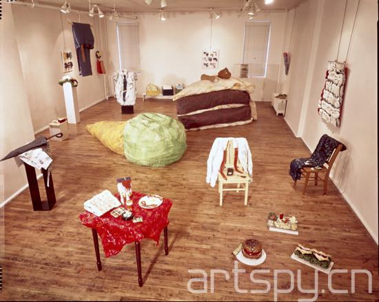 2.-Installation-view-of-Claes-Oldenburg-September-Green-Gallery-New-York-September-24-October-20-1962.-Photograph-by-Rudolph-Burckhardt.-Courtesy-the-Oldenburg-van-Bruggen-Foundation.jpg