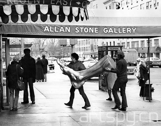 1.-Exterior-view-of-Allan-Stone-Gallery-at-48-East-86th-Street-location-circa-April-1975.-Photographer-unknown.-Photo-courtesy-of-the-Allan-Stone-Collection-New-York.-.jpg