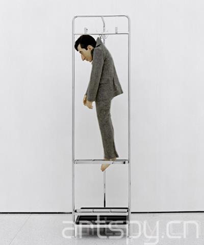 吊起来的回顾展"maurizio cattelan:all"