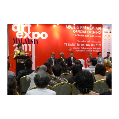 马来西亚国家旅游部部长黄燕燕女士在马来西亚艺术博览会开幕式上讲话（左起黄燕燕女士，国家视觉艺术发展局