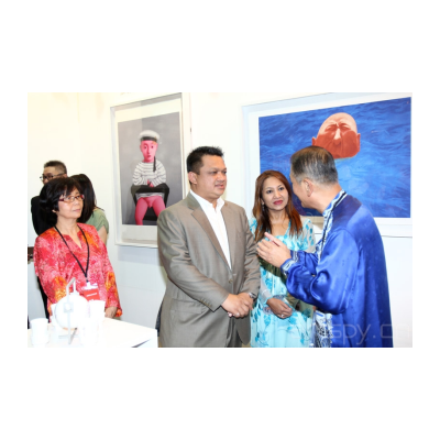 马来西亚艺术博览会主席沈哲初先生向马来西亚玻璃市皇储端姑法依祖丁和皇储妃端姑莱拉杜莎琳亚卡莎卡丽介绍