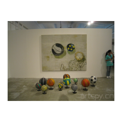 张恩利 滚动的球（布面油画，2012） 地理课2（雕塑，2012）