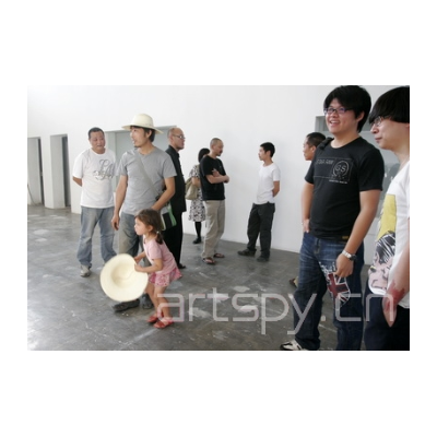 左二 艺术家 吴玉仁和他的女儿