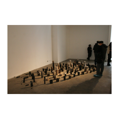 梁绍基，自然系列-烛，装置-蚕丝、竹、蜡，可变尺寸，2003