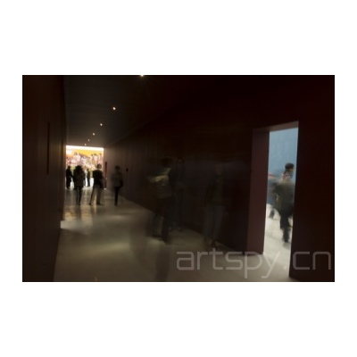 这个展览分为四个大的展区，右边展区是油画，左边是一些以往的雕塑作品